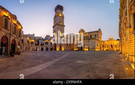 Panorama della vuota Piazza del Duomo a Lecce, all'alba Foto Stock