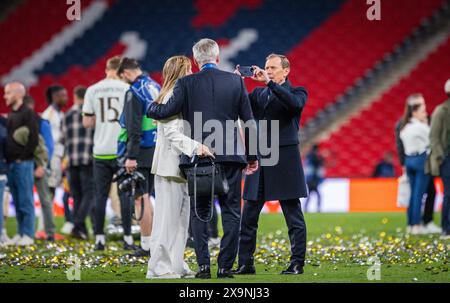 Londra, Inghilterra. 1 giugno 2024. Emilio Butragueno scatta una foto dell'allenatore Carlo Ancelotti (Real) e di sua moglie Mariann Barrena McClay Borussia Dortmund - Real Madrid Champions League Final 01.06.2024 crediti: Moritz Muller/Alamy Live News Foto Stock