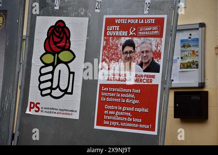 Marsiglia, Francia. 29 maggio 2024. Un poster di Nathalie Arthaud e Jean-Pierre Mercier (R) è esposto accanto a un poster del Partito Socialista (L). Nathalie Arthaud e Jean-Pierre Mercier sono i candidati della lista di Lutte Ouvrière per le elezioni europee che si terranno il 9 giugno 2024. (Foto di Gerard bottino/SOPA Images/Sipa USA) credito: SIPA USA/Alamy Live News Foto Stock