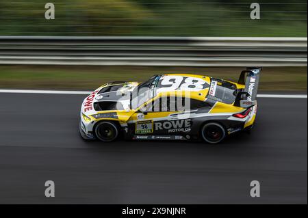 01 giugno 2024, Renania-Palatinato, Nürburg: La BMW M4 GT3 del team ROWE con i piloti Raffaele Marciello, Maxime Martin, Marco Wittmann e Augusto Farfus si sfideranno nella 24 ore di gara sul Nordschleife del Nürburgring. Foto: Silas Stein/dpa Foto Stock