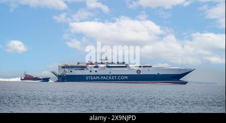 Wave piercing catamarano Manannan in mare al largo di Crosby Beach con la barca pilota, Merseyside, Regno Unito, il 21 maggio 2024 Foto Stock