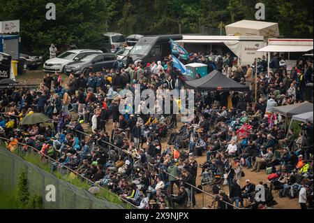 01 giugno 2024, Renania-Palatinato, Nürburg: Numerosi spettatori seguono la gara di 24 ore al Nürburgring nella sezione Brünnchen. Foto: Silas Stein/dpa Foto Stock