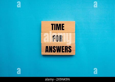 Tempo di risposta parole scritte su blocchi di legno con sfondo blu. Simbolo tempo concettuale per le risposte. Copia spazio. Foto Stock