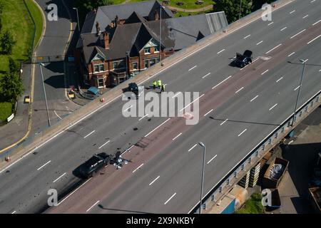 Birmingham, Regno Unito. 2 giugno 2024. A38M Aston Expressway, Birmingham, 2 giugno 2024 - l'A38M Aston Expressway di Birmingham che collega la città alla M6 Nord e Sud a Spaghetti Junction è stata chiusa domenica (2 giugno) mattina dopo una grave collisione con tre veicoli. L'incidente è avvenuto vicino alla famosa rete stradale, chiudendo tutte le 7 corsie dentro e fuori la città. L'autostrada non ha una barriera centrale di riserva e di solito ha una corsia chiusa per proteggere i conducenti dagli incidenti. Due dei veicoli interessati avevano la parte posteriore del telaio completamente deformata. Credito: Interrompi stampa Media/Alamy L Foto Stock