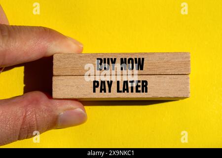 Notaio parole pubbliche scritte su blocchi di legno con sfondo giallo. Notaio concettuale simbolo pubblico. Copia spazio. Foto Stock