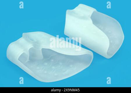 1 coppia di tamponi Hallux Valgus su sfondo blu Foto Stock