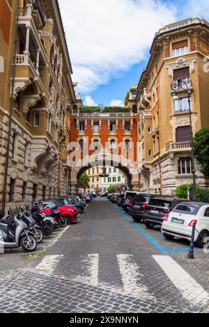 L'arco tra il Palazzo degli Ambasciatori (Palazzo degli Ambasciatori) nel quartiere Coppedè, un complesso di edifici in stile Liberty nel quartiere Trieste di Roma, costruito tra il 1915 e il 1927 - Roma, Italia Foto Stock