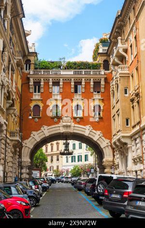 L'arco tra il Palazzo degli Ambasciatori (Palazzo degli Ambasciatori) nel quartiere Coppedè, un complesso di edifici in stile Liberty nel quartiere Trieste di Roma, costruito tra il 1915 e il 1927 - Roma, Italia Foto Stock