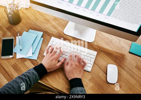 Uomo d'affari, mani e computer in primo piano per la revisione finanziaria con grafico e statistiche sulle entrate. Contabile maschile, movimento e digitazione rapida dei dati Foto Stock