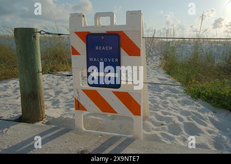 Ampia vista della spiaggia Pass-a-Grille di St. Pete Beach, Florida, guardando a nord. Rocce e molte persone camminano nella sabbia e nell'acqua, vicino al set Foto Stock