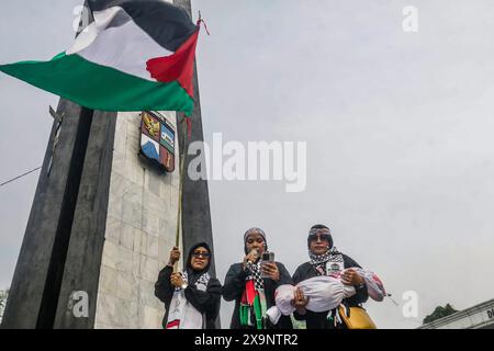 Bogor, Indonesia. 1 giugno 2024. I manifestanti pro-palestinesi si riuniscono per mostrare solidarietà ai palestinesi a Bogor, Giava occidentale, Indonesia, per mettere in scena un’azione “All Eyes on Rafah” il 1° giugno 2024, contro l’attacco israeliano al campo profughi palestinese di Rafah, che ha ucciso molte persone. (Foto di Andi M Ridwan/INA Photo Agency/Sipa USA) credito: SIPA USA/Alamy Live News Foto Stock