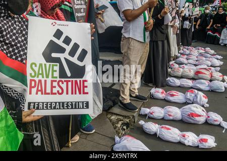 Bogor, Indonesia. 1 giugno 2024. I manifestanti pro-palestinesi si riuniscono per mostrare solidarietà ai palestinesi a Bogor, Giava occidentale, Indonesia, per mettere in scena un’azione “All Eyes on Rafah” il 1° giugno 2024, contro l’attacco israeliano al campo profughi palestinese di Rafah, che ha ucciso molte persone. (Foto di Andi M Ridwan/INA Photo Agency/Sipa USA) credito: SIPA USA/Alamy Live News Foto Stock