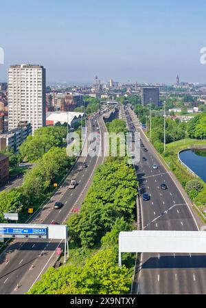 Vista aerea della città di Glasgow verso ovest sull'autostrada M8 Foto Stock