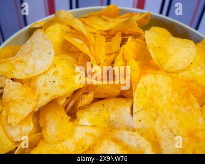 Pronti da mangiare. Una porzione di patatine, catturate per l'uso in progetti relativi agli alimenti. Foto Stock