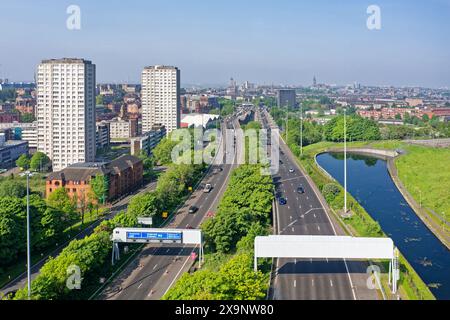 Vista aerea della città di Glasgow verso ovest sull'autostrada M8 Foto Stock