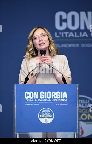 Roma, Italia. 1 giugno 2024. Giorgia Meloni, Presidente del Consiglio dei Fratelli d'Italia, interviene all'evento conclusivo della campagna elettorale per le elezioni del Parlamento europeo, in Piazza del popolo, a Roma, Italia, 1 giugno 2024. Crediti: Alberto Lingria/Xinhua/Alamy Live News Foto Stock