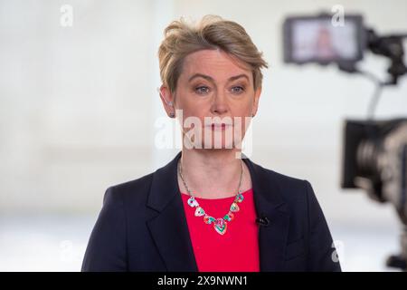 Londra, Regno Unito. 2 giugno 2024. La segretaria ombra Yvette Cooper è vista fuori dalla BBC mentre appare domenica con Laura Kuenssberg. Crediti: Tayfun Salci / Alamy Live News Foto Stock