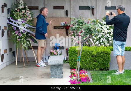 Los Angeles, California, Stati Uniti. 1 giugno 2024. La gente visita il Pierce Brothers Westwood Village Memorial Park & Mortuary per lasciare fiori e ricordi e fare fotografie nella cripta della leggenda di Hollywood Marilyn Monroe, che oggi avrebbe compiuto 98 anni. (Credit Image: © Brian Cahn/ZUMA Press Wire) SOLO PER USO EDITORIALE! Non per USO commerciale! Foto Stock