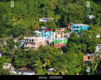 Kingstown, St Vincent - gennaio 29 2024: Case colorate vicino circondate da lussureggiante vegetazione a Kingstown, sull'isola di St Vincent nei Caraibi. Foto Stock