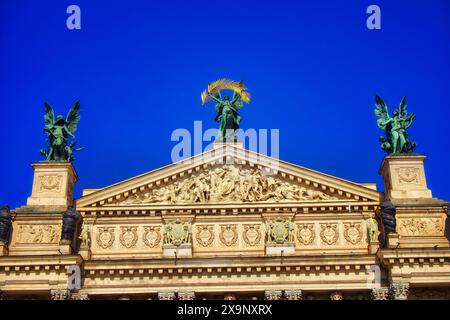 Edificio neoclassico. Una facciata neoclassica di un edificio con sculture sotto un cielo blu, che mostra splendore storico e architettonico, la facciata di questo edificio Foto Stock