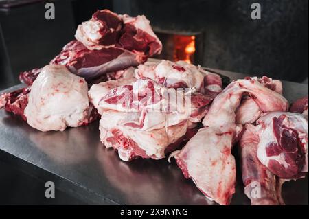 Carne di agnello cruda fresca sul banco per cucinare il tradizionale pilaf uzbeko asiatico nel ristorante di Tashkent in Uzbekistan Foto Stock