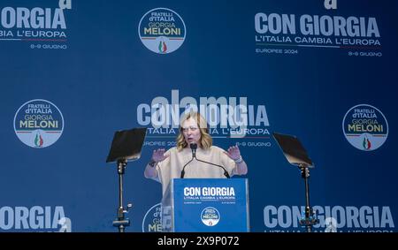 Roma, Italia. 1 giugno 2024. Giorgia Meloni, Presidente del Consiglio e leader del partito politico Fratelli d'Italia - Fratelli d'Italia, chiude la campagna per le elezioni europee del 2024 in Piazza del popolo. Roma, Italia, Europa, Unione europea, credito UE: Brad Sterling/Alamy Live News Foto Stock