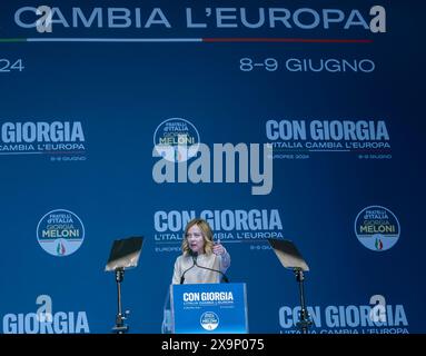 Roma, Italia. 1 giugno 2024. Giorgia Meloni, Presidente del Consiglio e leader del partito politico Fratelli d'Italia - Fratelli d'Italia, chiude la campagna per le elezioni europee del 2024 in Piazza del popolo. Roma, Italia, Europa, Unione europea, credito UE: Brad Sterling/Alamy Live News Foto Stock