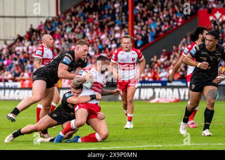 Hull, Regno Unito. 1 giugno 2024. Betfred Superleague: Hull KR V Leigh Leopards. Elliot Minchella di Hull KR e' stato affrontato. Credito Paul Whitehurst/PBW Media/Alamy Live News Foto Stock