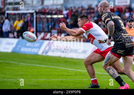 Hull, Regno Unito. 1 giugno 2024. Betfred Superleague: Hull KR V Leigh Leopards. Ryan Hall di Hull KR fa il passaggio. Credito Paul Whitehurst/PBW Media/Alamy Live News Foto Stock