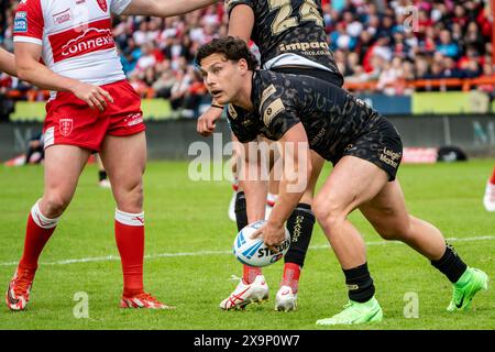 Hull, Regno Unito. 1 giugno 2024. Betfred Superleague: Hull KR V Leigh Leopards. Lachlan Lam di Leigh Leopards sembra passare la palla. Credito Paul Whitehurst/PBW Media/Alamy Live News Foto Stock