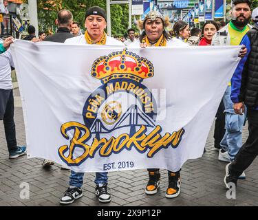 Londra, Regno Unito. 1 giugno 2024. I tifosi del Real Madrid posano con una grande bandiera. I tifosi di entrambi i club arrivano e si dirigono lungo la strada olimpica fino allo stadio. La finale della UEFA Champions League tra il Real Madrid e il Borussia Dortmund prenderà il via oggi alle 20:00 CET allo stadio di Wembley. Crediti: Imageplotter/Alamy Live News Foto Stock