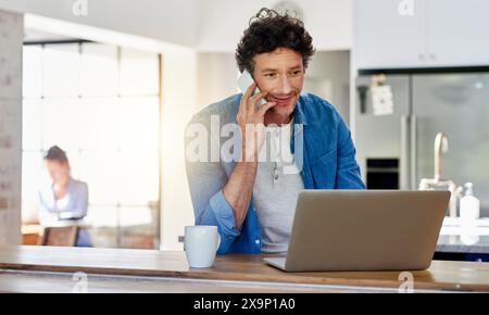 Piano uomo, casa e cucina con telefonata su laptop per lavoro remoto e applicazione online per il prestito. E-mail, Internet e sorridi con notizie sui prodotti o. Foto Stock