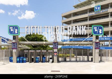 Il Raymond James Stadium ospita i Tampa Bay Buccaneers e la squadra di football NCAA della University of South Florida Bulls. Ingresso al cancello della quinta Third Bank. Foto Stock