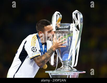 Londra, Regno Unito. 1 giugno 2024. Joselu del Real Madrid bacia il trofeo durante la partita di UEFA Champions League allo stadio di Wembley, Londra. Il credito per immagini dovrebbe essere: David Klein/Sportimage Credit: Sportimage Ltd/Alamy Live News Foto Stock