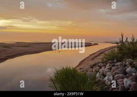 Foce del fiume Lilaste nelle soleggiate giornate estive Foto Stock