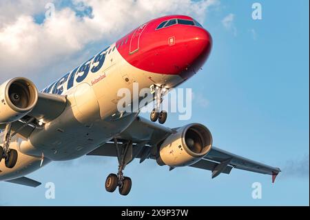 Larnaca, Cipro - 24 maggio 2024: Vista ravvicinata di un Airbus A320-214 aereo passeggeri di Edelweiss Air Airlines che scende per atterrare con nuvole S. Foto Stock