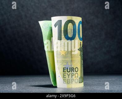 Banconota da cento euro su sfondo scuro Foto Stock