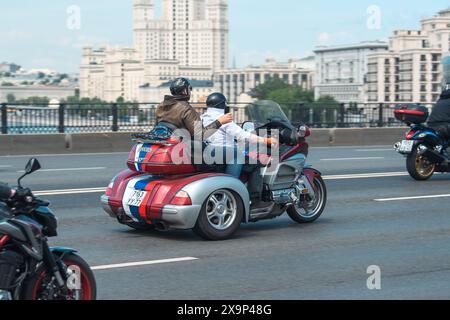 Mosca, Russia - 26 maggio 2024: Una sfilata di motociclisti animata, che mostra cameratismo e amore per le motociclette. Foto Stock