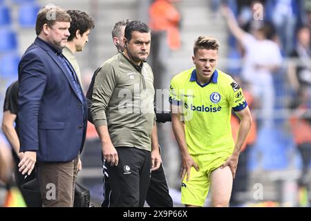 Genk, Belgio. 2 giugno 2024. Matisse Samoise di Gent sembra ferito durante una partita di calcio tra KRC Genk e KAA Gent, domenica 2 giugno 2024 a Genk, una partita di play-off in Europa per un posto nella competizione di calcio europea della prossima stagione, al termine della prima divisione del campionato belga 'Jupiler Pro League' 2023-2024. BELGA FOTO JOHAN EYCKENS credito: Belga News Agency/Alamy Live News Foto Stock
