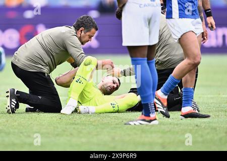 Genk, Belgio. 2 giugno 2024. Stefan Mitrovic di Gent sembra ferito durante una partita di calcio tra KRC Genk e KAA Gent, domenica 2 giugno 2024 a Genk, una partita sparatoria europea per un posto nella competizione di calcio europea della prossima stagione, al termine della prima divisione del campionato belga 'Jupiler Pro League' 2023-2024. BELGA FOTO JOHAN EYCKENS credito: Belga News Agency/Alamy Live News Foto Stock
