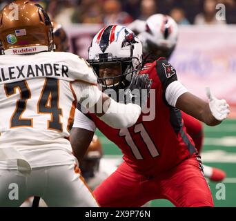 Jacksonville, Florida, Stati Uniti. 1 giugno 2024. Indoor Football League, Jacksonville Sharks vs Arizona Rattlers. Sharks WR Breon Michel (11) fornisce il blocco contro Rattlers DB Omari Alexander (24). Foto: Tim Davis/Alamy Live News Foto Stock