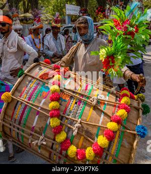 Musicisti colorati con grande batteria in un evento di strada in india Foto Stock