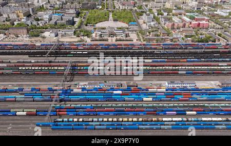 Urumqi. 25 maggio 2024. Una foto scattata il 25 maggio 2024 mostra i treni merci in attesa della partenza al passo di Alataw nella regione autonoma di Xinjiang Uygur nella Cina nord-occidentale. Il porto di Horgos e il passo di Alataw, due grandi porti ferroviari nella regione autonoma di Xinjiang Uygur, nella Cina nordoccidentale, hanno gestito più di 6.400 viaggi in treno merci Cina-Europa (Asia centrale) dall'inizio di quest'anno, secondo China Railway Urumqi Group Co., Ltd Crediti: Yu Hui/Xinhua/Alamy Live News Foto Stock