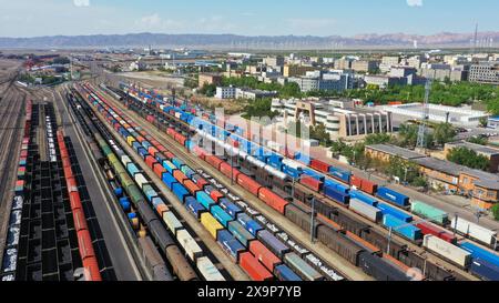 Urumqi. 25 maggio 2024. Una foto scattata il 25 maggio 2024 mostra i treni merci in attesa della partenza al passo di Alataw nella regione autonoma di Xinjiang Uygur nella Cina nord-occidentale. Il porto di Horgos e il passo di Alataw, due grandi porti ferroviari nella regione autonoma di Xinjiang Uygur, nella Cina nordoccidentale, hanno gestito più di 6.400 viaggi in treno merci Cina-Europa (Asia centrale) dall'inizio di quest'anno, secondo China Railway Urumqi Group Co., Ltd Crediti: Yu Hui/Xinhua/Alamy Live News Foto Stock