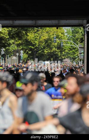 ADFC Sternfahrt 2024: MIT dem Rad über die Stadtautobahn, Zehntausende Radfahrerinnen und Radfahrer strömten aus dem Berliner Umland und der Stadt zusammen, um gemeinsam über 2,000 km auf 20 verschiedenen Routen zu bewältigen. Höhepunkt War Die Fahrt durch die Berliner Innenstadt, Inklusive der gesperrten Stadtautobahn und der Avus. Berlin Berlin Deutschland *** ADFC Sternfahrt 2024 in bicicletta attraverso l'autostrada della città, decine di migliaia di ciclisti sono fuggiti dalle zone circostanti di Berlino e della città per coprire oltre 2.000 chilometri insieme su 20 percorsi diversi Foto Stock