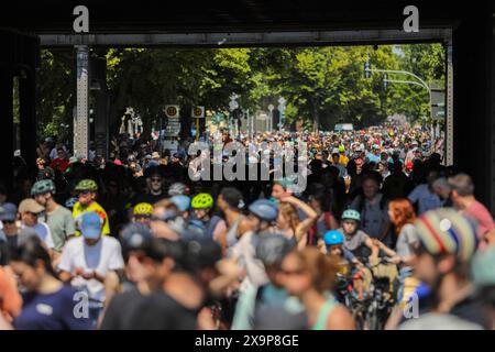 ADFC Sternfahrt 2024: MIT dem Rad über die Stadtautobahn, Zehntausende Radfahrerinnen und Radfahrer strömten aus dem Berliner Umland und der Stadt zusammen, um gemeinsam über 2,000 km auf 20 verschiedenen Routen zu bewältigen. Höhepunkt War Die Fahrt durch die Berliner Innenstadt, Inklusive der gesperrten Stadtautobahn und der Avus. Berlin Berlin Deutschland *** ADFC Sternfahrt 2024 in bicicletta attraverso l'autostrada della città, decine di migliaia di ciclisti sono fuggiti dalle zone circostanti di Berlino e della città per coprire oltre 2.000 chilometri insieme su 20 percorsi diversi Foto Stock