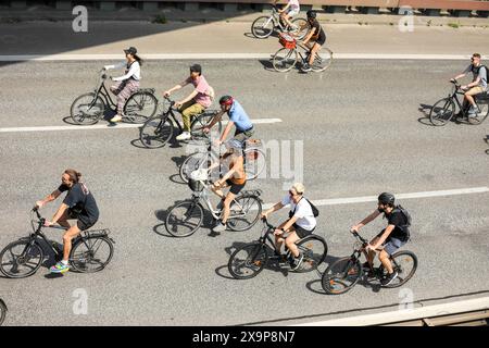 ADFC Sternfahrt 2024: MIT dem Rad über die Stadtautobahn, Zehntausende Radfahrerinnen und Radfahrer strömten aus dem Berliner Umland und der Stadt zusammen, um gemeinsam über 2,000 km auf 20 verschiedenen Routen zu bewältigen. Höhepunkt War Die Fahrt durch die Berliner Innenstadt, Inklusive der gesperrten Stadtautobahn und der Avus. Berlin Berlin Deutschland *** ADFC Sternfahrt 2024 in bicicletta attraverso l'autostrada della città, decine di migliaia di ciclisti sono fuggiti dalle zone circostanti di Berlino e della città per coprire oltre 2.000 chilometri insieme su 20 percorsi diversi Foto Stock