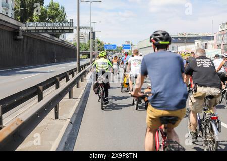 ADFC Sternfahrt 2024: MIT dem Rad über die Stadtautobahn, Zehntausende Radfahrerinnen und Radfahrer strömten aus dem Berliner Umland und der Stadt zusammen, um gemeinsam über 2,000 km auf 20 verschiedenen Routen zu bewältigen. Höhepunkt War Die Fahrt durch die Berliner Innenstadt, Inklusive der gesperrten Stadtautobahn und der Avus. Berlin Berlin Deutschland *** ADFC Sternfahrt 2024 in bicicletta attraverso l'autostrada della città, decine di migliaia di ciclisti sono fuggiti dalle zone circostanti di Berlino e della città per coprire oltre 2.000 chilometri insieme su 20 percorsi diversi Foto Stock