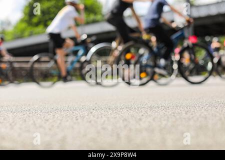 ADFC Sternfahrt 2024: MIT dem Rad über die Stadtautobahn, Zehntausende Radfahrerinnen und Radfahrer strömten aus dem Berliner Umland und der Stadt zusammen, um gemeinsam über 2,000 km auf 20 verschiedenen Routen zu bewältigen. Höhepunkt War Die Fahrt durch die Berliner Innenstadt, Inklusive der gesperrten Stadtautobahn und der Avus. Berlin Berlin Deutschland *** ADFC Sternfahrt 2024 in bicicletta attraverso l'autostrada della città, decine di migliaia di ciclisti sono fuggiti dalle zone circostanti di Berlino e della città per coprire oltre 2.000 chilometri insieme su 20 percorsi diversi Foto Stock