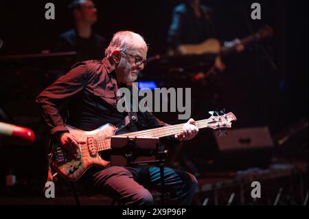 Maggio 7, 2024: Patrick Djivas - la premiata Forneria Marconi (PFM) suona un concerto (PFM canta De André) a Milano, Italia Foto Stock